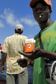 Tanzanie, Dar es-Salaam, marché aux poissons de Kivukoni, vendeur de cigarettes
