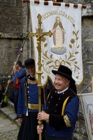 France, Finistère (29), Locronan, labellisé Les Plus Beaux Villages de France, sortie en costume traditionnel de la chapelle du Péniti adjacente à l'église Saint Ronan pour le départ de la procession de la Troménie