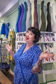 Suède, Comté de Stockholm, Stockholm, quartier de SoFo à Södermalm, la boutique Cissi och Selma sur Bondegatan, Kitten nous propose des vêtements où les motifs colorés inspirés des années 50 à 70 rencontrent un style durable