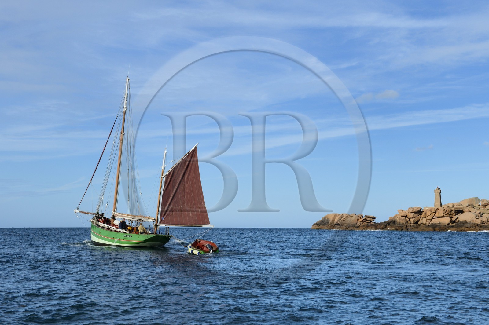 France, Côtes-d'Armor (22), Côte de Granit Rose, Perros-Guirec, Ploumanac'h, la pointe de Squewel et le phare de Mean Ruz, le voilier traditionnel Sant C'hireg (Saint Guirec)