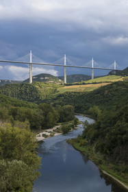 France, Aveyron (12), parc naturel régional des Grands Causses, Peyre, le viaduc de Millau des architectes Michel Virlogeux et Norman Foster, entre le Causse du Larzac et le Causse de Sauveterre au dessus du Tarn