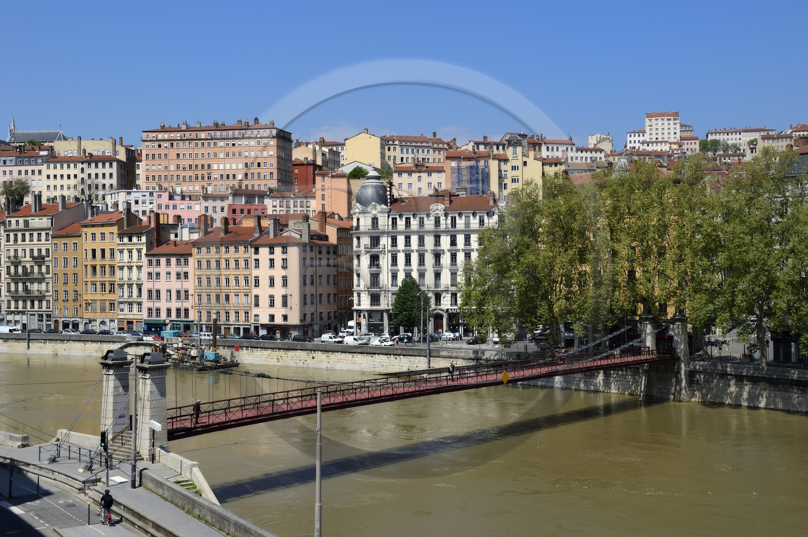 France, Rhône (69), Lyon, site historique classé Patrimoine Mondial de l'UNESCO, quai Bondy, la passerelle Saint Vincent sur la Saône et le quartier de la Croix Rousse en arrière plan