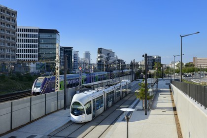 France, Rhône (69), Lyon, l'arrêt Manufacture - Montluc de la ligne 4 du tramway, le TER en arrière plan