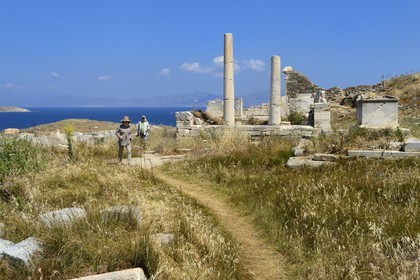 Grèce, île de Delos, classée Patrimoine Mondial de l'UNESCO, site archéologique de Délos, sanctuaire d'Apollon, la plus grande cité antique de la mer Egée, terrasse des dieux étrangers