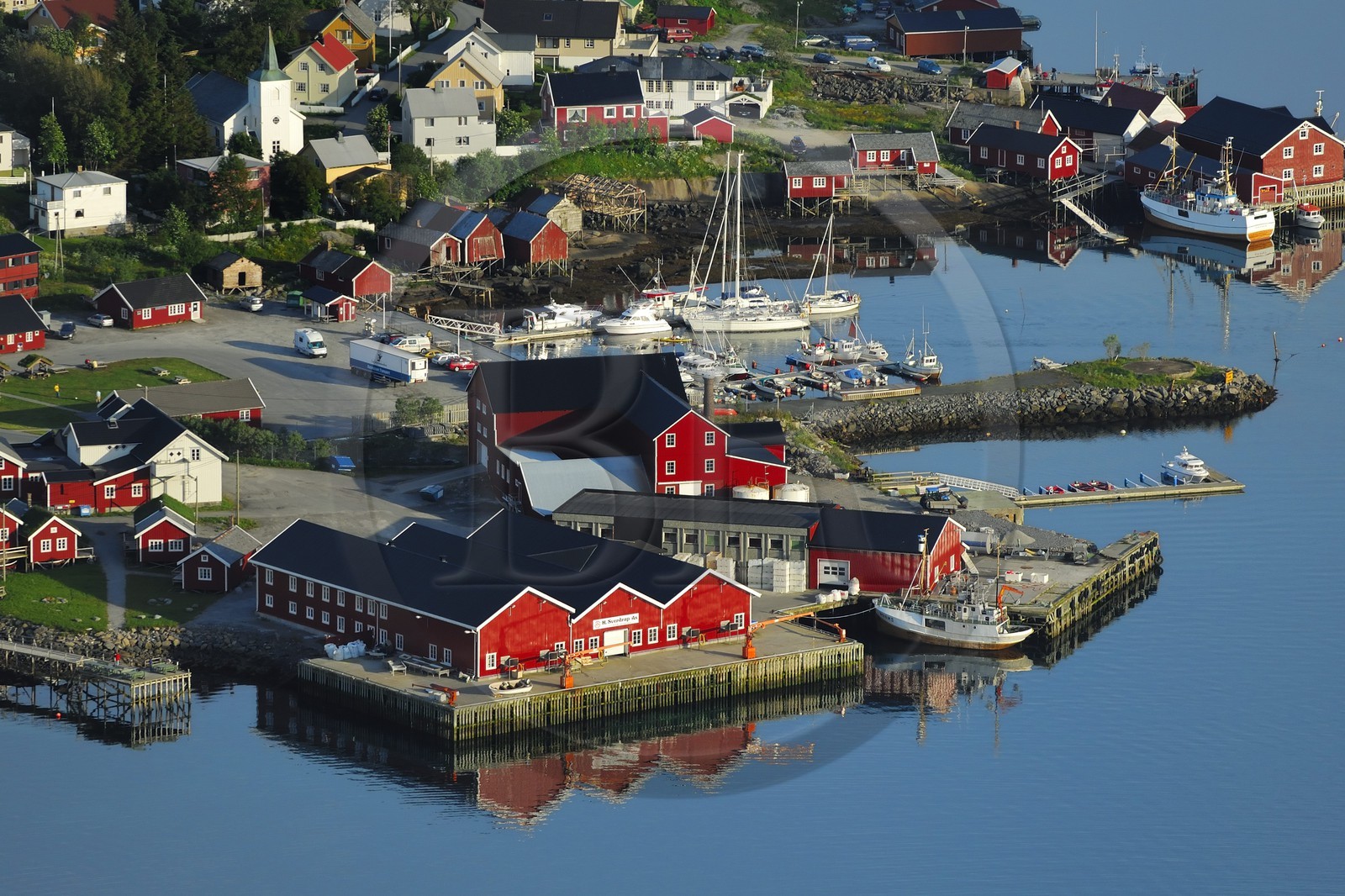 Norvège, Nordland, Iles Lofoten, Ile de Moskenes, village de pêcheurs de Reine (vue aérienne)