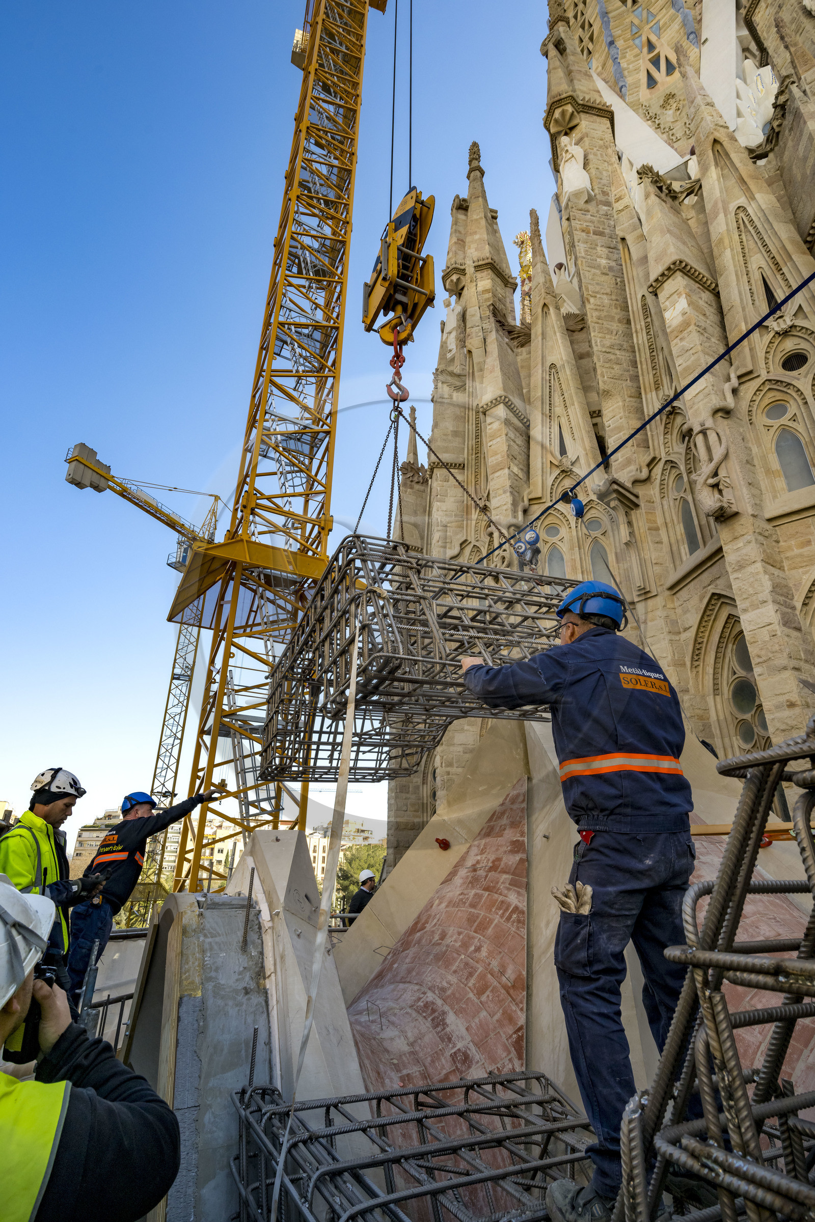 Espagne, Catalogne, Barcelone, quartier de l'Eixample, basilique de la Sagrada Familia de l'architecte du modernisme catalan Antoni Gaudi classée Patrimoine Mondial de l'UNESCO, chantier du cloitre sous la facade de l'abside en grande partie encore de style néo-gothique avec ses gargouilles en forme d’animaux, installation de l'ossature pour le béton armé