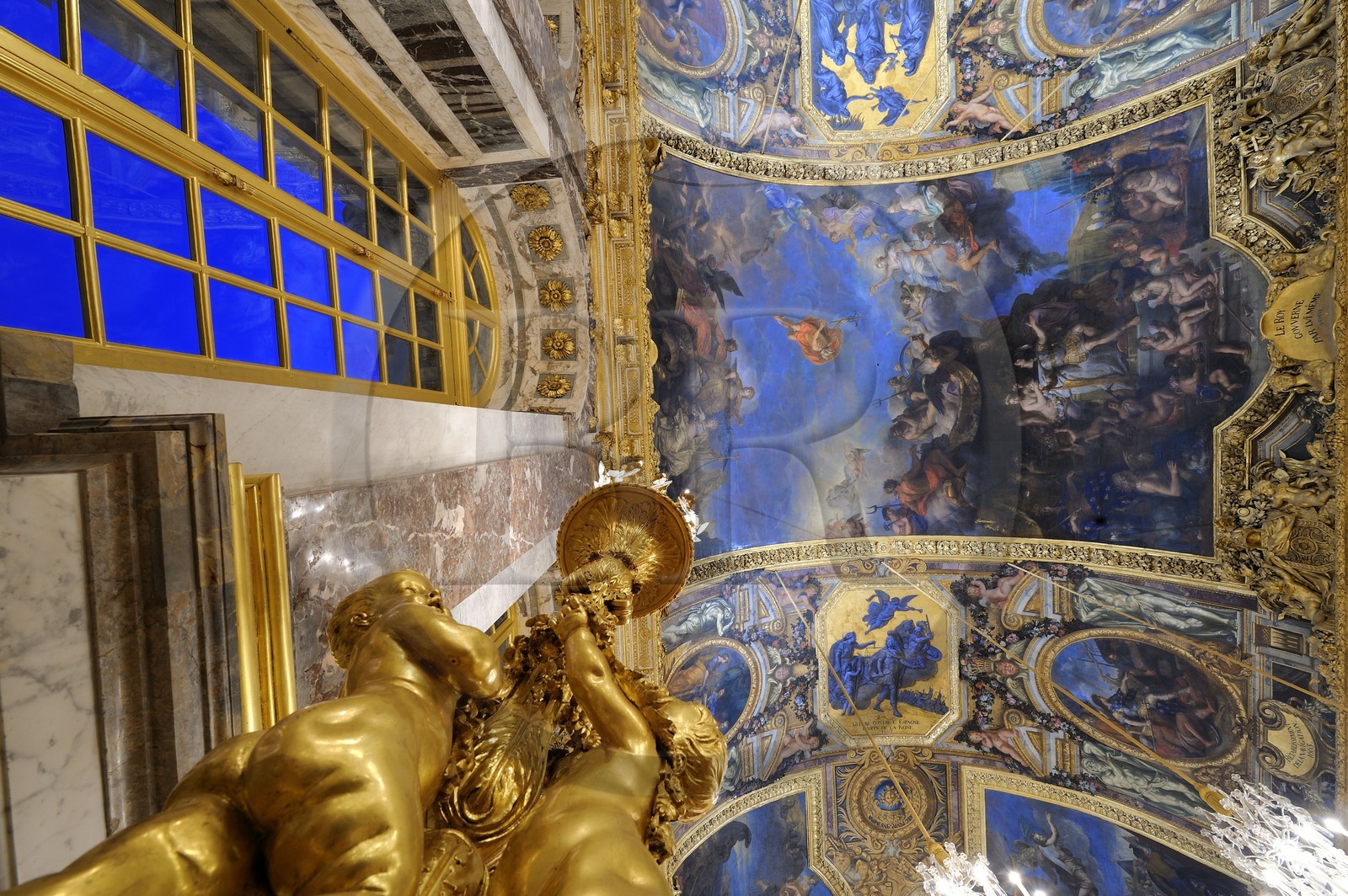 France, Yvelines (78), château de Versailles, classé Patrimoine Mondial de l'UNESCO, Galerie des Glaces, architecte Jules Hardouin-Mansart (1678 - 1684), détail du plafond