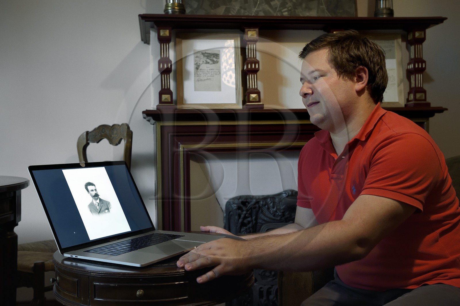 France, Seine-Maritime (76), Pays de Caux, Côte d'Albâtre, Etretat, la maison de Guy de Maupassant appelée La Guillette, Benoit Reverdy, propriétaire de la villa et vice président des amis de La Guillette, regarde le portrait de Guy de Maupassant
