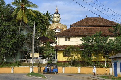 Sri Lanka, Province du Sud, Dikwella, temple bouddhiste Wewurukannala Raja Maha Viharaya dominé par un Bouddha assis haut de 50m le plus grand du Sri Lanka