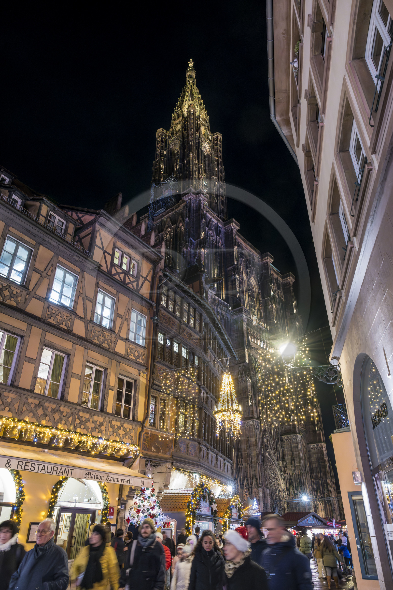 France, Bas-Rhin (67), Strasbourg, vieille ville classée au Patrimoine Mondial de l'UNESCO, marché de Noël (Christkindelsmarik) au pied de la Cathédrale Notre Dame et la Maison Kammerzell