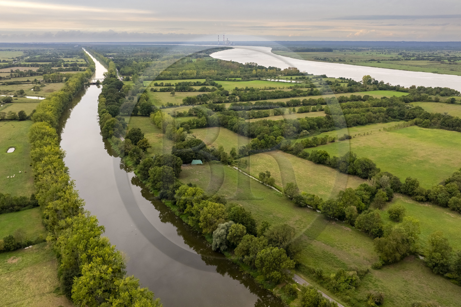 France, Loire-Atlantique (44), Le Pellerin, le canal de la Martinière qui s'étire sur 15 km (vue aérienne)