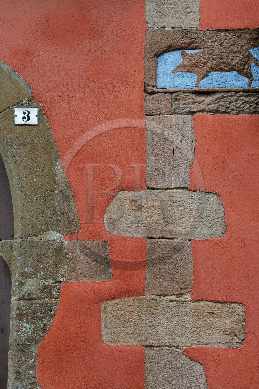 France, Bas-Rhin (67), Route des Vins d'Alsace, Barr, maison médiévale rue Reiber, sculpture érodée d'un sanglier