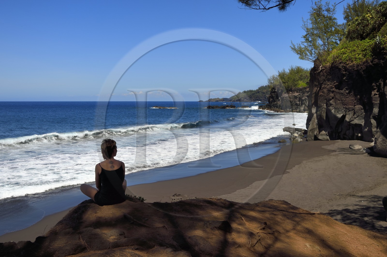 France, Ile de la Reunion, Saint-Joseph, plage de Ti Sable, plage de sable noir bordée par une falaise de lave volcanique