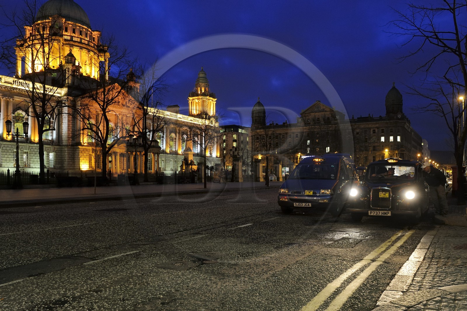Royaume-Uni, Irlande du Nord, Belfast, black taxi devant le City Hall (hotel de ville) sur Donegall square