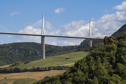 France, Aveyron (12), parc naturel régional des Grands Causses, Peyre, le viaduc de Millau des architectes Michel Virlogeux et Norman Foster, au dessus du Tarn, la Croix de Peyre au premier plan