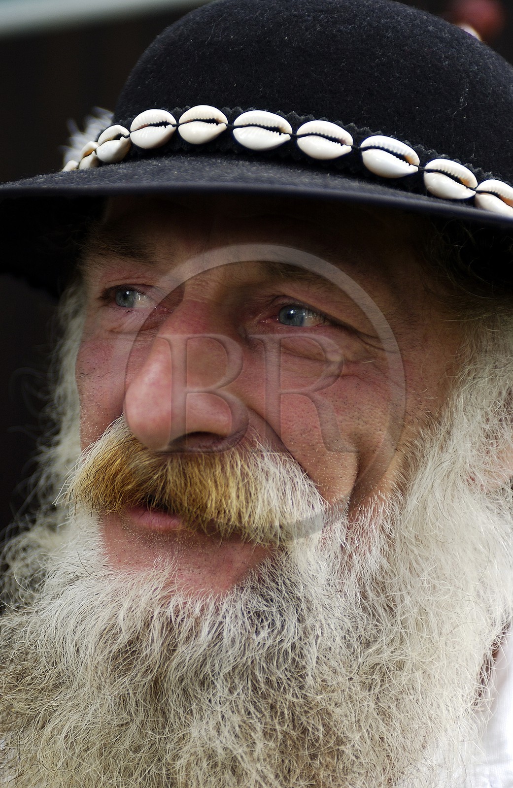 Pologne, Petite Pologne, Carpates, artisan en costume traditionnel de la région