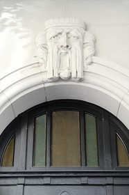France, Bas-Rhin (67), Strasbourg, quartier de la Neustadt datant de la periode allemande, immeuble de rapport d'inspiration Art Nouveau au 34 rue Oberlin, fronton de la porte