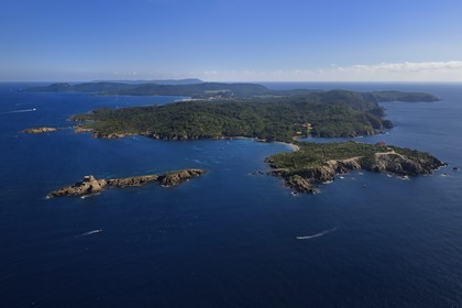 France, Var (83), Iles d'Hyères, parc national de Port Cros, Ile de Porquerolles, le Fort du Petit Langoustier à gauche et le Fort du Grand Langoustier à droite au premier plan (vue aérienne)