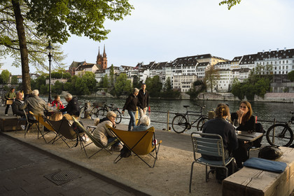 Suisse, Bâle, les quais du quartier du Petit Bâle sur la rive droite du Rhin et la cathédrale protestante Notre-Dame de Bâle (Munster) en arrière plan, terrasses de restaurants et cafés s'animent à la tombée du soir