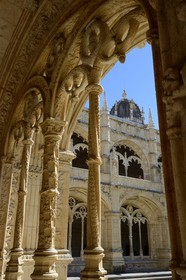 Portugal, Lisbonne, Bélem, Monastere des Hiéronymites (Mosteiro dos Jerónimos), classé Patrimoine Mondial de l'UNESCO, le cloitre, détail des arcades