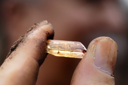 Brésil, Etat du Minas Gerais, région de Ouro Preto, mine à ciel ouvert de pierres précieuses, topaze impériale trouvée sur place tel quel par un prospecteur appellé Garimpero (Route de l'or, Estrada Real)