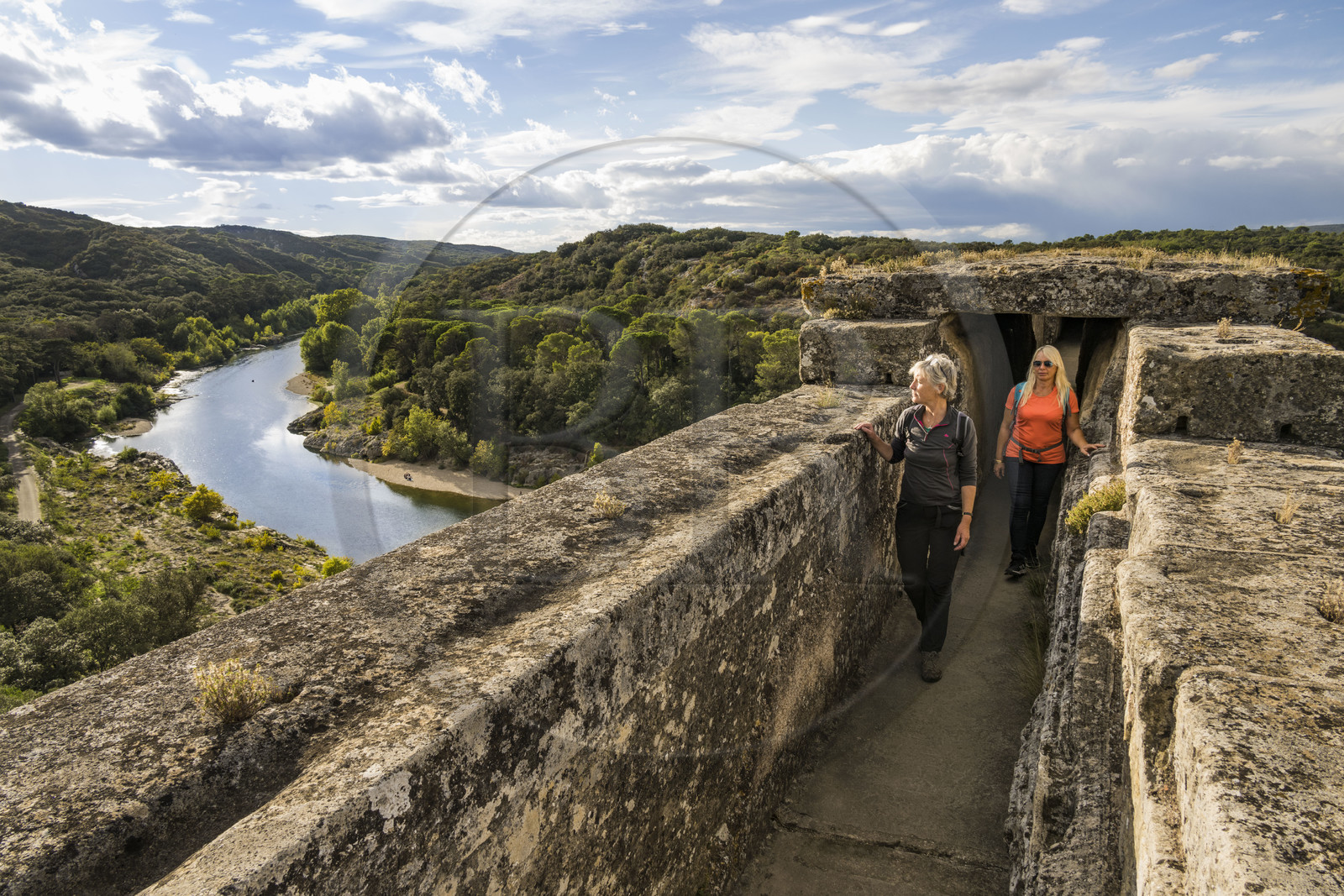 France, Gard (30), le Pont du Gard classé Patrimoine Mondial de l'UNESCO, Grand Site de France, pont aqueduc romain qui enjambe le Gardon, concrétions calcaires déposées au fil des années sur les parois intérieures du conduit de l'aqueduc dans la partie supérieur du pont