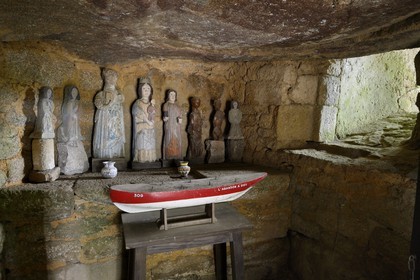 France, Côtes-d'Armor (22), Vieux-Marché, la chapelle des Sept-Saints consacrée aux Sept Dormants d'Éphèse, la crypte-dolmen du Stivel qui aurait été christianisée dès le VIème siècle, anciennes statues des sept Saints d'Éphèse