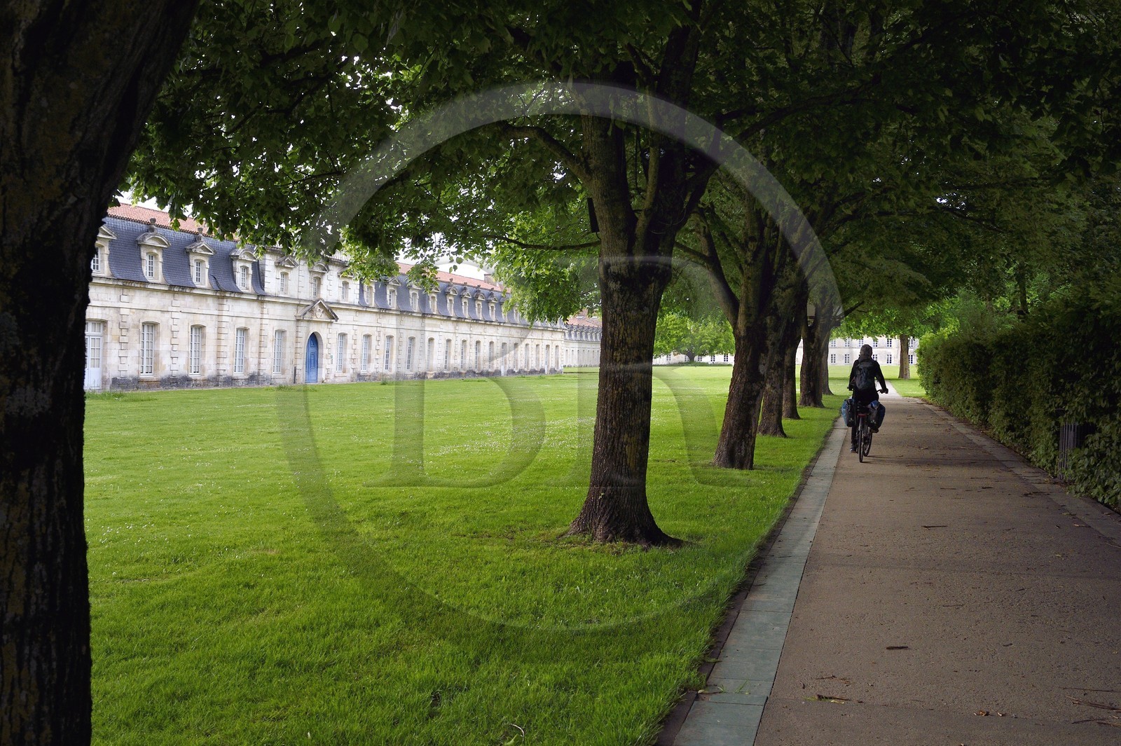 France, Charente-Maritime (17), Rochefort, Centre International de la mer dans l'ancien Arsenal maritime de Rochefort, la Corderie Royale conçue par Colbert en 1666 et cycliste sur la véloroute La Flow Vélo