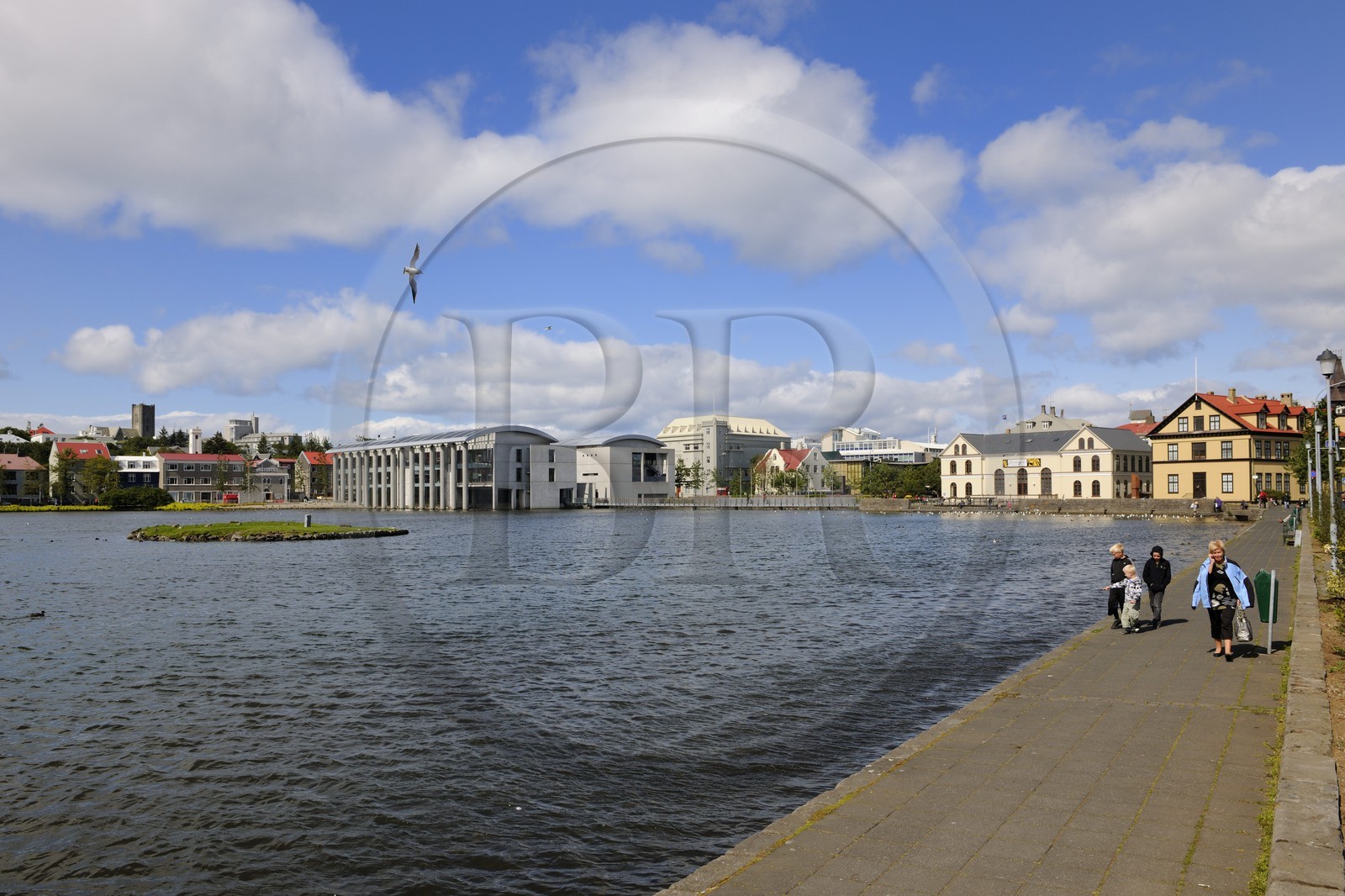 Islande, Reykjavik, l'hôtel de ville au bord du lac Tjörnin
