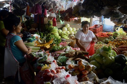 Nicaragua, Granada, marché central, vendeuse de fruits et légumes