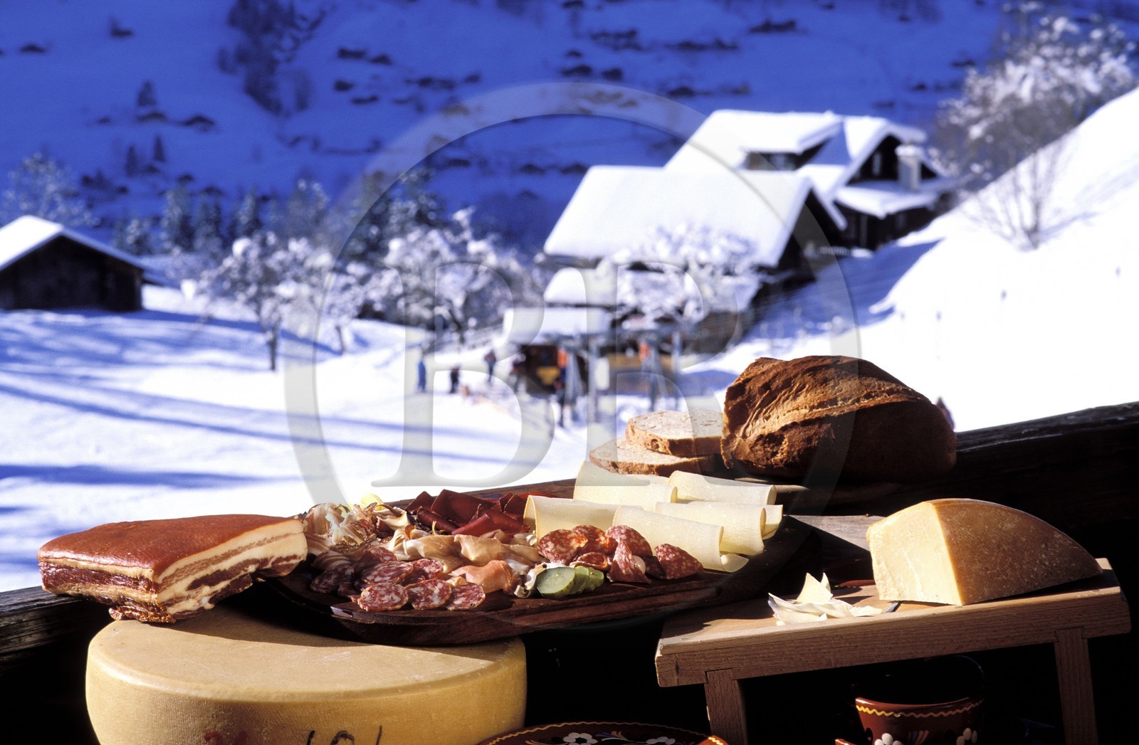 Suisse, région de Bern (Oberland Bernois), fromages suisse sur une terrasse de Grindelwald