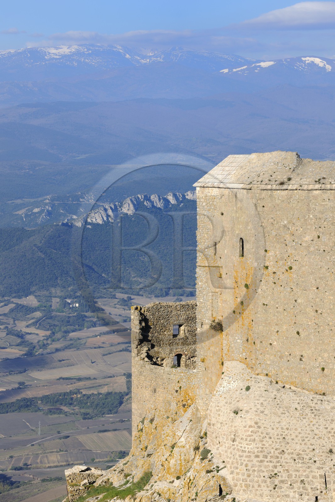 France, Aude (11), Pays Cathare, le château de Quéribus et la chaine des Pyrénées
