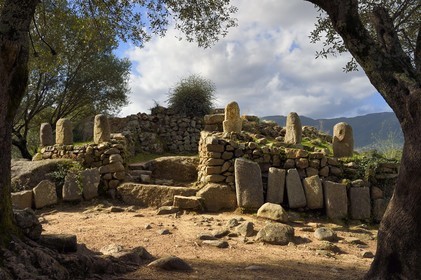 France, Corse-du-Sud (2A), site préhistorique de Filitosa, statues menhirs autour de l'oppidum
