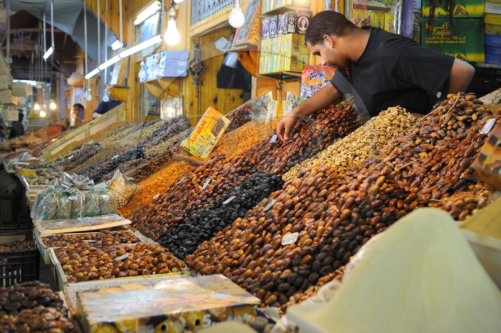 Maroc, Meknès, ville impériale, médina classée Patrimoine Mondial de l' UNESCO, marché couvert de el Hédime, étals de fruits secs