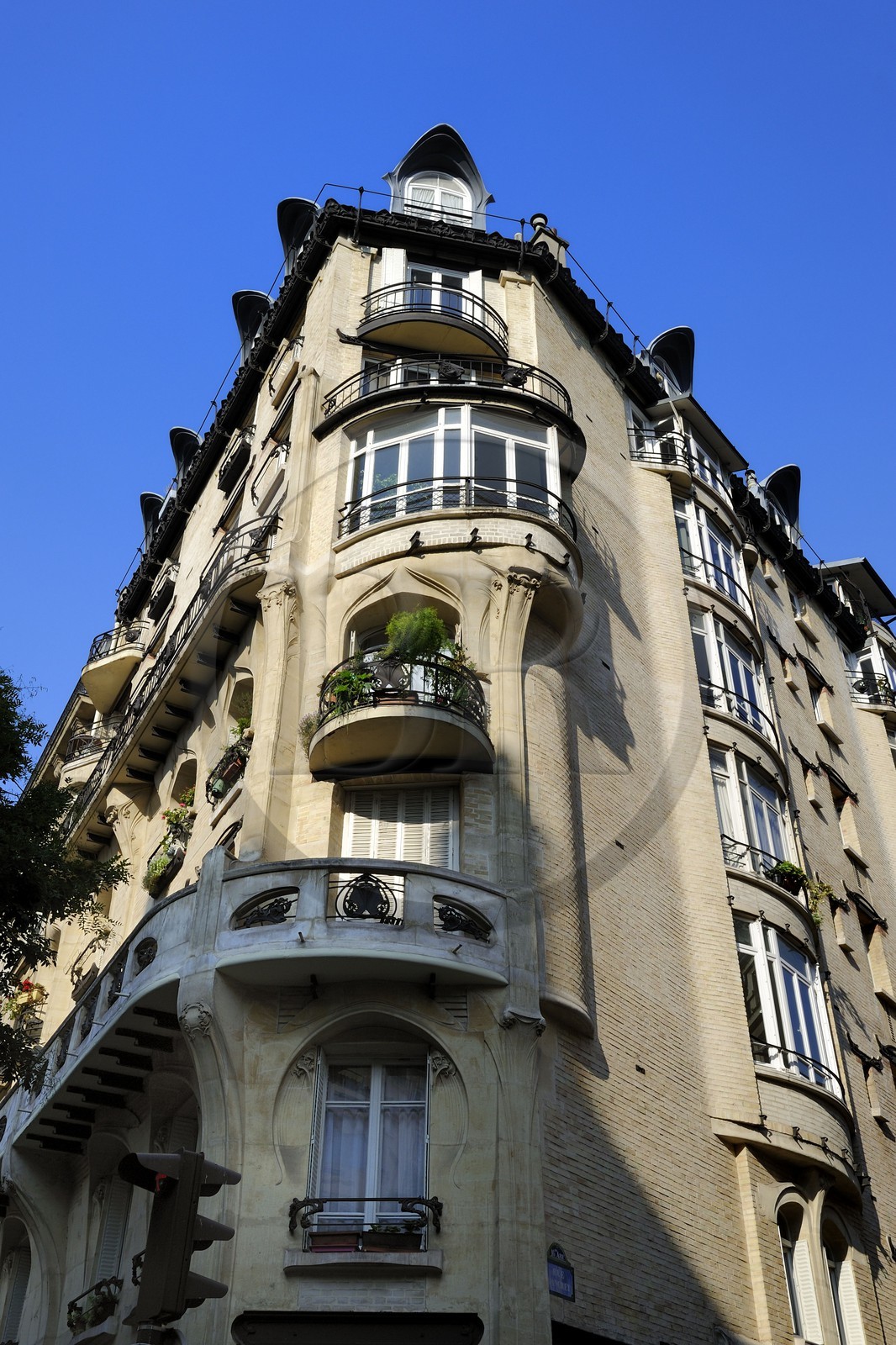 France, Paris (75), immeuble du 142 avenue de Versailles de style Art Nouveau  par Hector Guimard