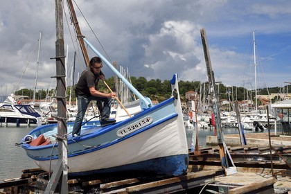 France, Var (83), rade de Toulon, Saint-Mandrier-sur-Mer, entretien d'un pointu dans le port