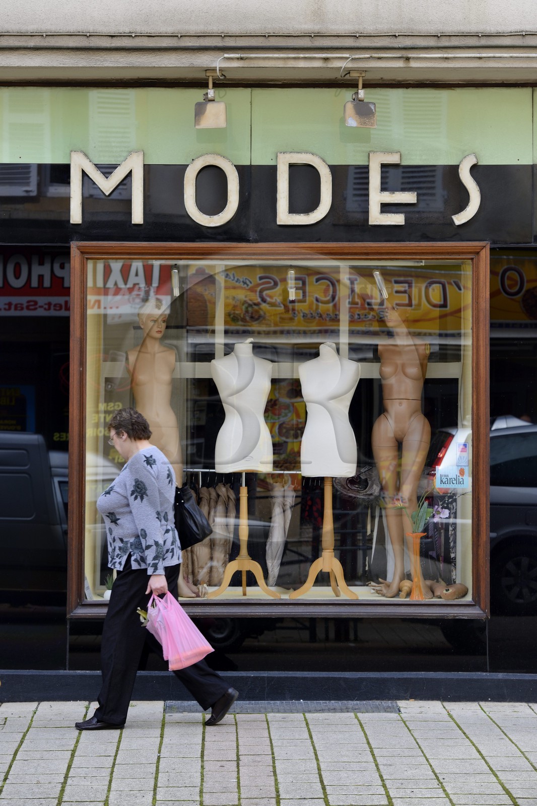 France, Moselle (57), Vallée de la Fensch, Hayange, magasin de vêtements dans la rue principale