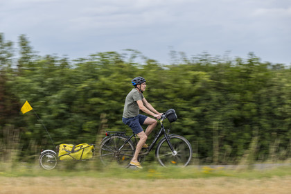 France, Maine-et-Loire (49), vallée de la Loire classée au Patrimoine Mondial par l'UNESCO, Saumur vers Saint-Hilaire, randonnée à bicyclette avec une remorque transportant le matériel de camping