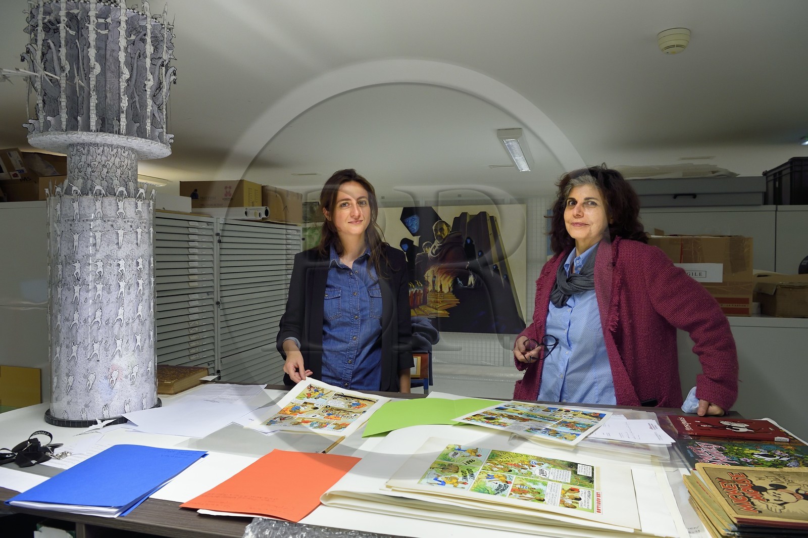 France, Charente (16), Angoulême, Cité internationale de la bande dessinée et de l’image (CIBDI), dans les réserves du musée de la BD, Elie E Silva directrice générale adjointe de la Cité à gauche et Anne Hélène Hoog directrice du musée à droite