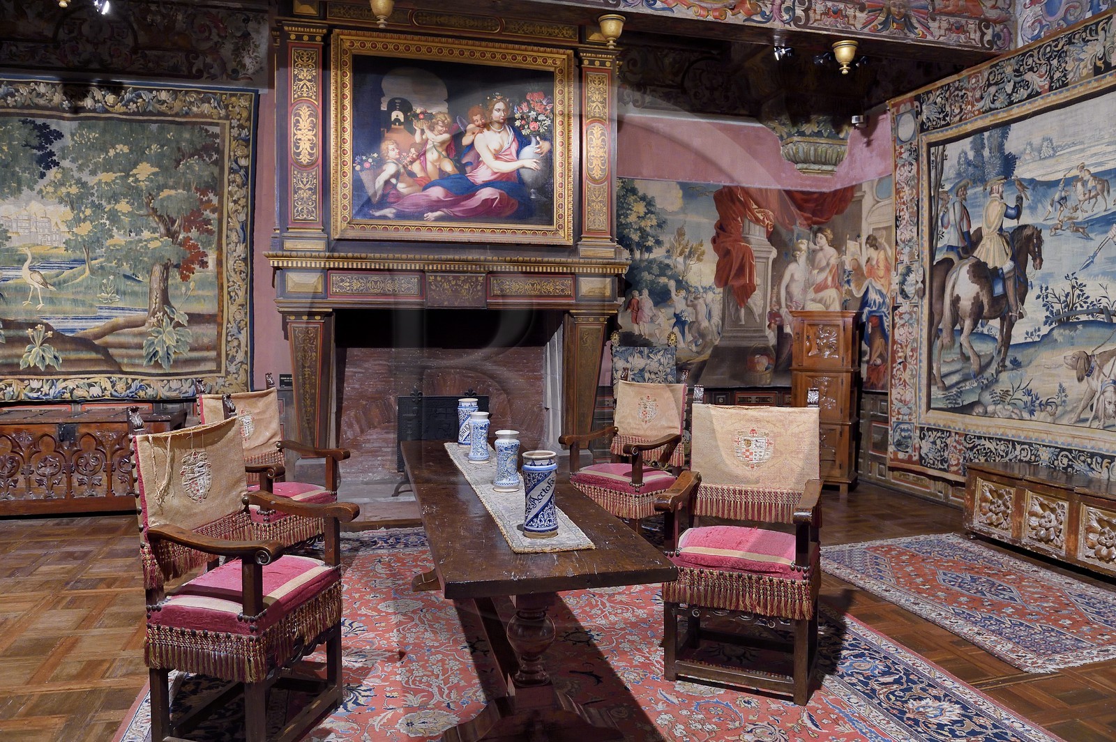 France, Dordogne (24), Périgord Vert, Bourdeilles, chateau de Bourdeilles, le chateau Renaissance, le Salon doré, salon d'apparat qui présente une importante collection de mobiliers