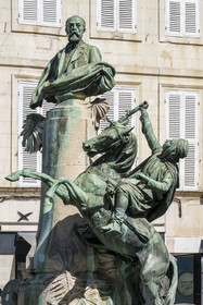 France, Charente-Maritime (17), La Rochelle, place des petits bancs, buste en bronze du Peintre orientaliste et écrivain Eugène Fromentin (1820-1876) et statue équestre d'un fantasia Arabe, groupe réalisé en 1905 par le sculpteur Ernest Dubois