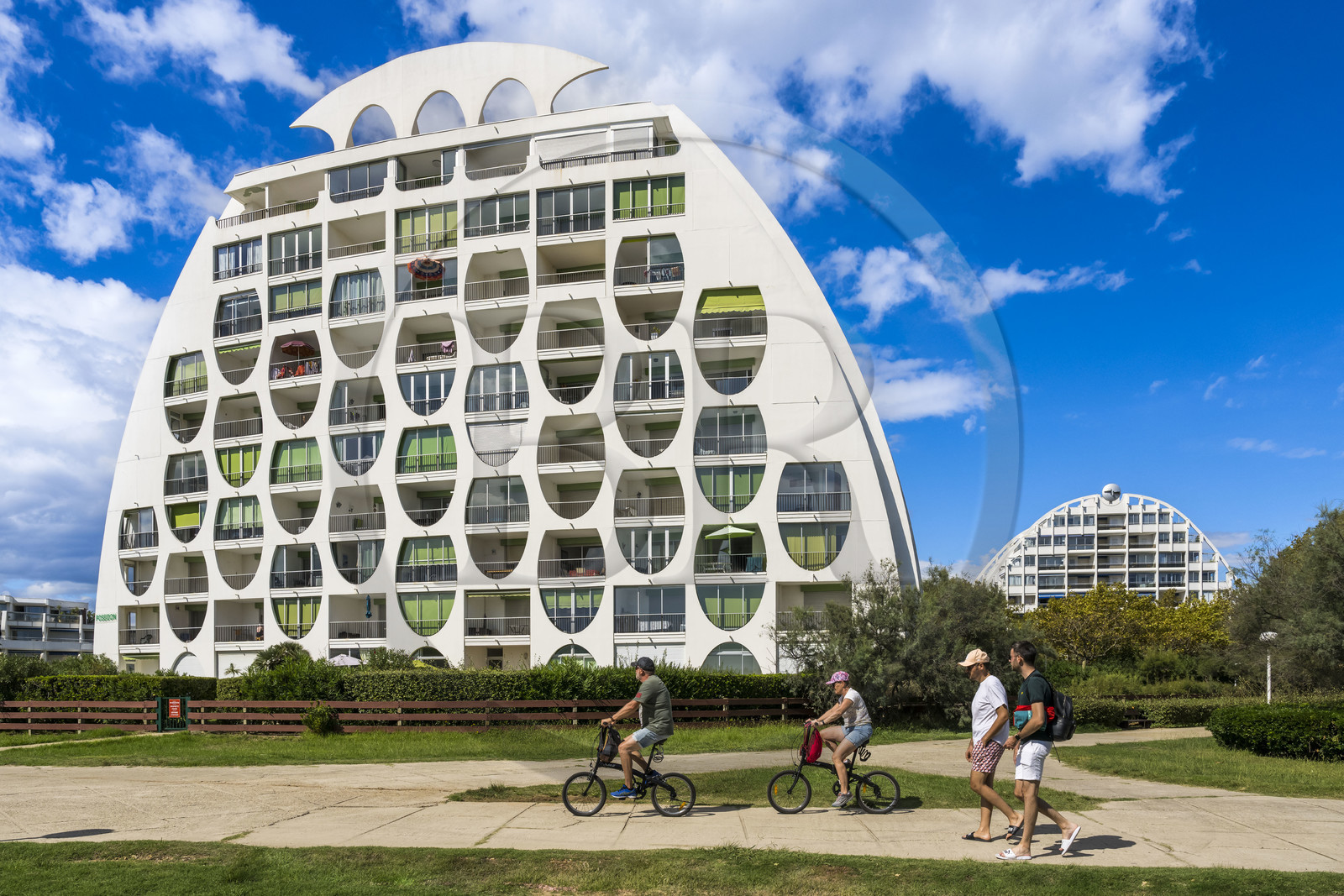 France, Hérault (34), La Grande-Motte, labellisé patrimoine du XXème siècle, quartier du Couchant à l'ouest du port, l'immeuble Le Poseidon des architectes Gilles et Jean Balladur, appartenant au style architectural féminin appelé bonnet d’évêques