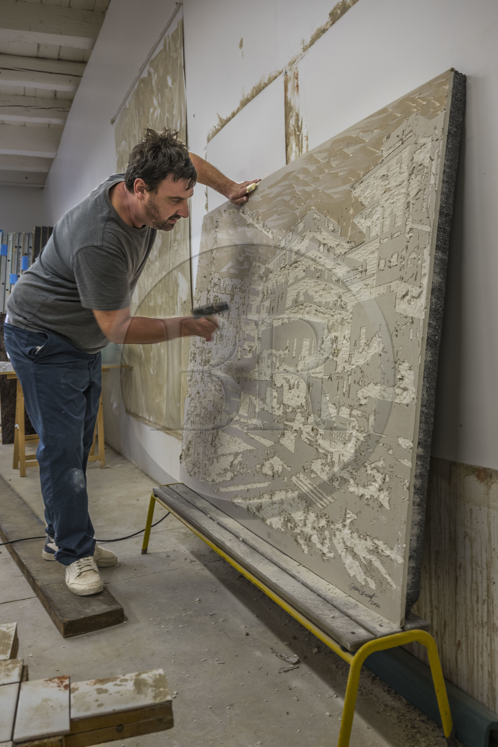 France, Hérault (34), Sète, l'artiste plasticien Jean Denant dans son atelier