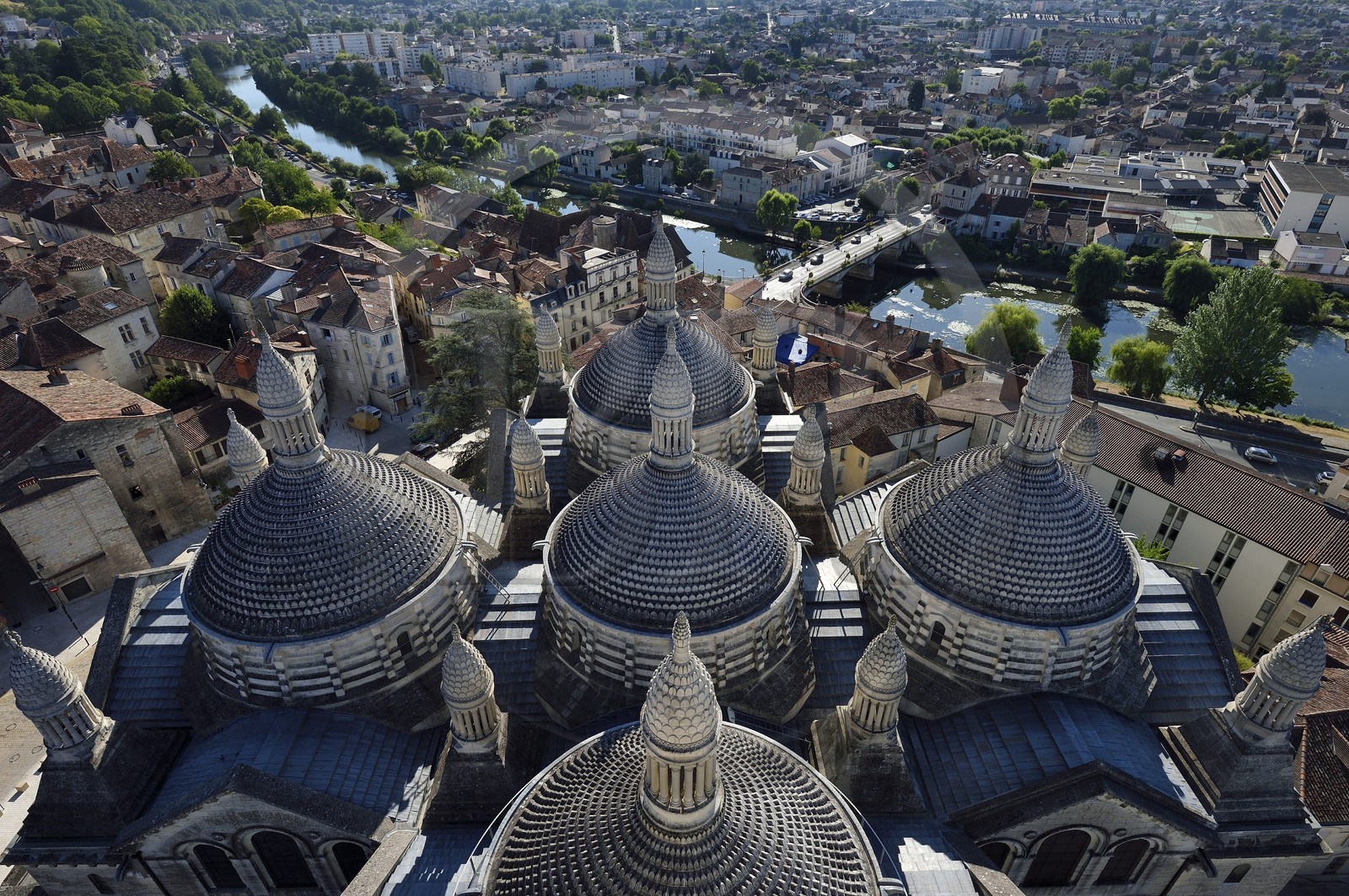 France, Dordogne (24), Périgord Blanc, Périgueux, les coupoles de la Cathédrale Saint-Front, étape sur le chemin de Saint-Jacques-de-Compostelle site classé Patrimoine Mondial de l'UNESCO, et les berges de la rivière l'Isle