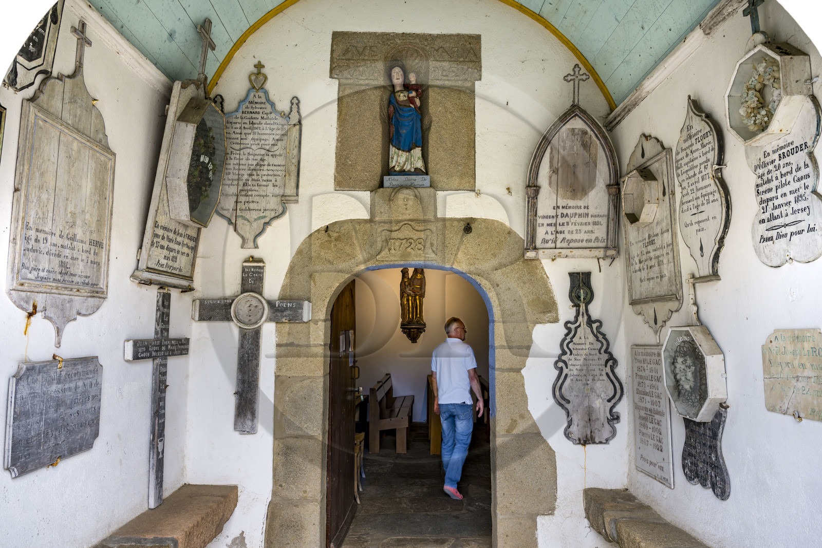 France, Côtes d'Armor (22), Ploubazlanec, hameau de Pors-Even, chapelle de Perros-Hamon citée dans le roman Pecheurs d'Islande de Pierre Loti, ex-votos sous le porche d'entrée latéral