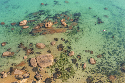France, Côtes-d'Armor (22), Côte de Granit Rose, Trégastel, Ile Renote, kayak évoluant au milieu du chaos granitique (vue aérienne)