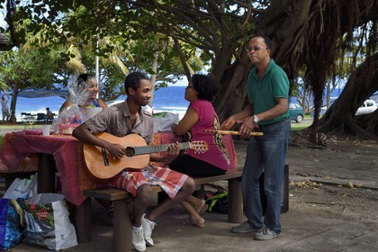 France, Ile de la Reunion, Grand Bois, pic-nic du dimanche sous les arbres