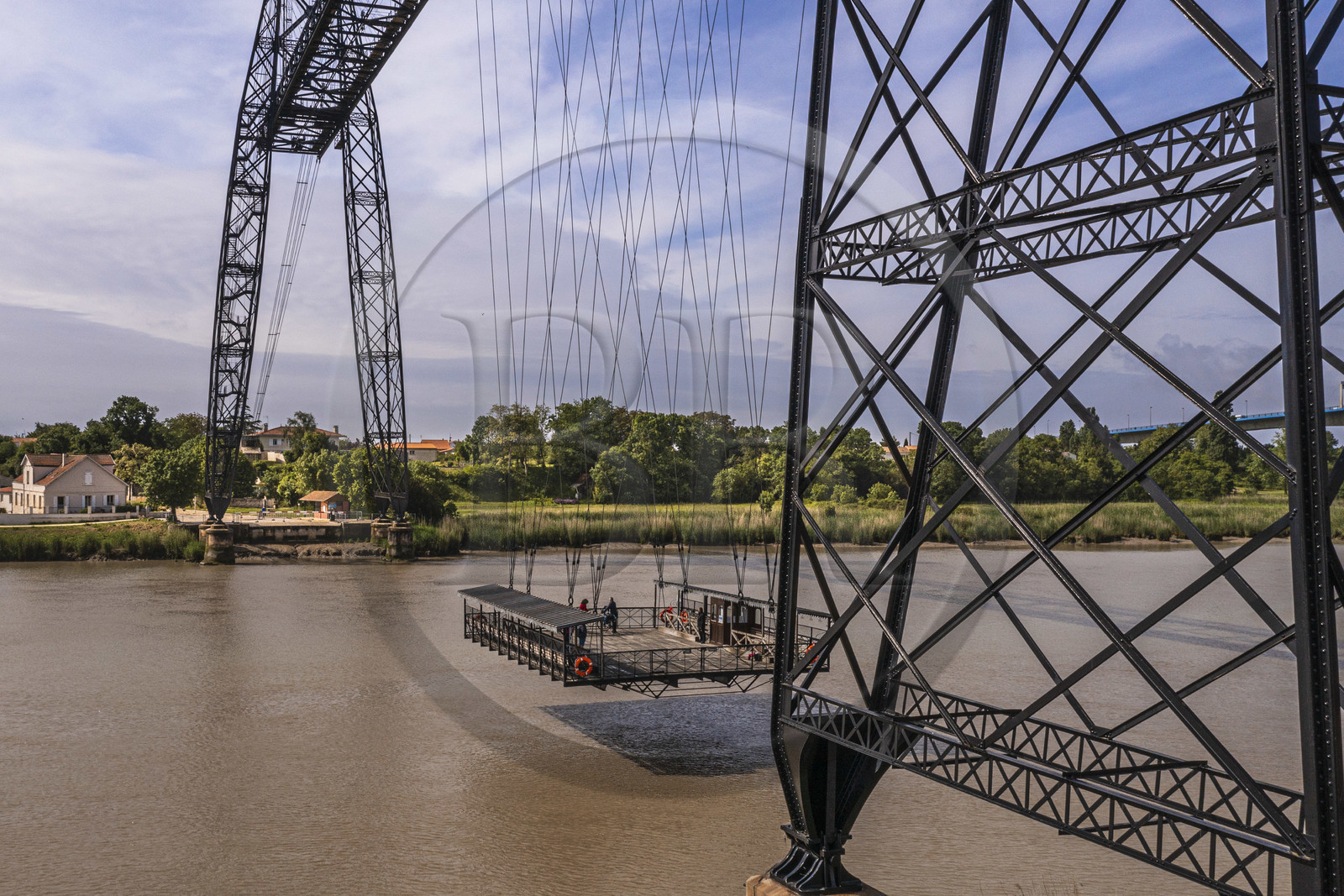 France, Charente-Maritime (17), Rochefort, le pont transbordeur de Rochefort (ou Martrou) construit par Ferdinand Arnodin en 1900, la nacelle en translation au dessus du fleuve Charente (vue aérienne)