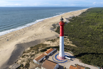 France, Charente-Maritime (17), Royan, La Tremblade, le Phare de La Coubre surplombant la plage et la Côte Sauvage (vue aérienne)