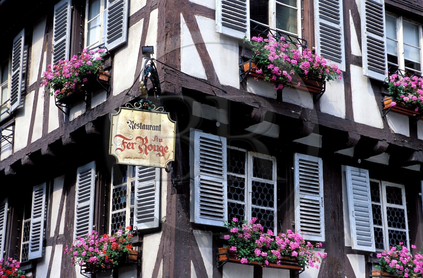 France, Haut-Rhin (68), Colmar, très pittoresques maisons à pans de bois place de l' ancienne douane